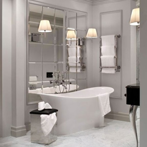 Для увеличения маленькой ванной комнаты некоторые используют и зеркальную плитку